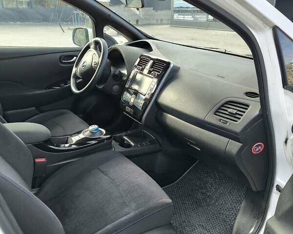 Білий Ніссан Ліф, об'ємом двигуна 0 л та пробігом 83 тис. км за 7599 $, фото 9 на Automoto.ua