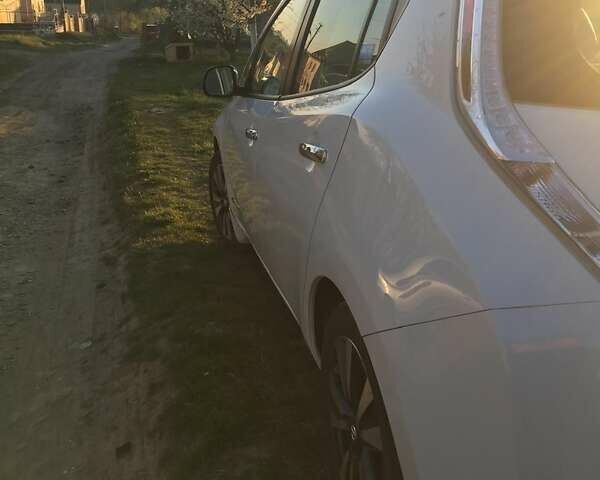 Белый Ниссан Лиф, объемом двигателя 0 л и пробегом 100 тыс. км за 6300 $, фото 2 на Automoto.ua