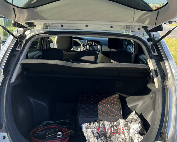 Белый Ниссан Лиф, объемом двигателя 0 л и пробегом 101 тыс. км за 7900 $, фото 10 на Automoto.ua