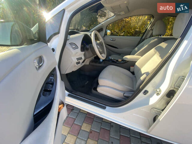 Білий Ніссан Ліф, об'ємом двигуна 0 л та пробігом 53 тис. км за 7700 $, фото 31 на Automoto.ua