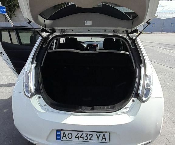 Белый Ниссан Лиф, объемом двигателя 0 л и пробегом 240 тыс. км за 5200 $, фото 6 на Automoto.ua