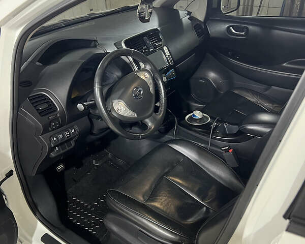 Белый Ниссан Лиф, объемом двигателя 0 л и пробегом 102 тыс. км за 8000 $, фото 8 на Automoto.ua