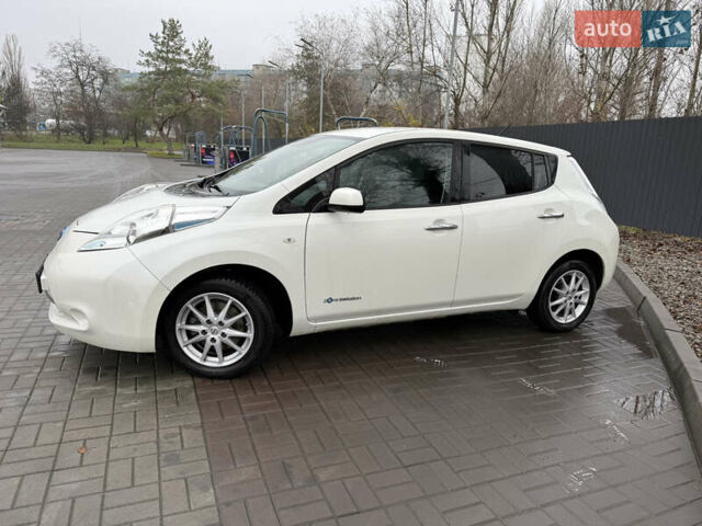 Белый Ниссан Лиф, объемом двигателя 0 л и пробегом 165 тыс. км за 7300 $, фото 7 на Automoto.ua