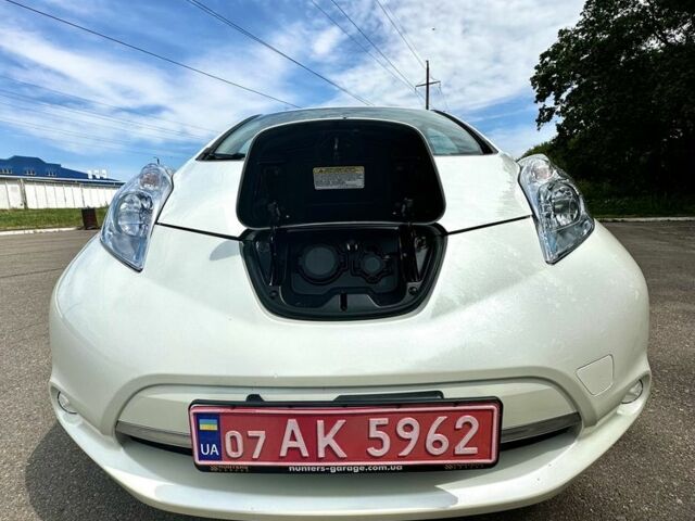 Білий Ніссан Ліф, об'ємом двигуна 0 л та пробігом 100 тис. км за 6800 $, фото 3 на Automoto.ua