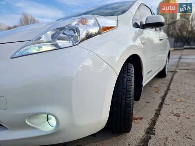 Белый Ниссан Лиф, объемом двигателя 0 л и пробегом 90 тыс. км за 7500 $, фото 8 на Automoto.ua