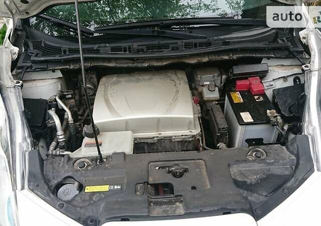Білий Ніссан Ліф, об'ємом двигуна 0 л та пробігом 86 тис. км за 7200 $, фото 4 на Automoto.ua