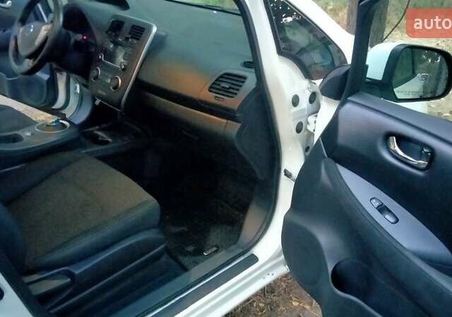 Білий Ніссан Ліф, об'ємом двигуна 0 л та пробігом 114 тис. км за 8000 $, фото 9 на Automoto.ua