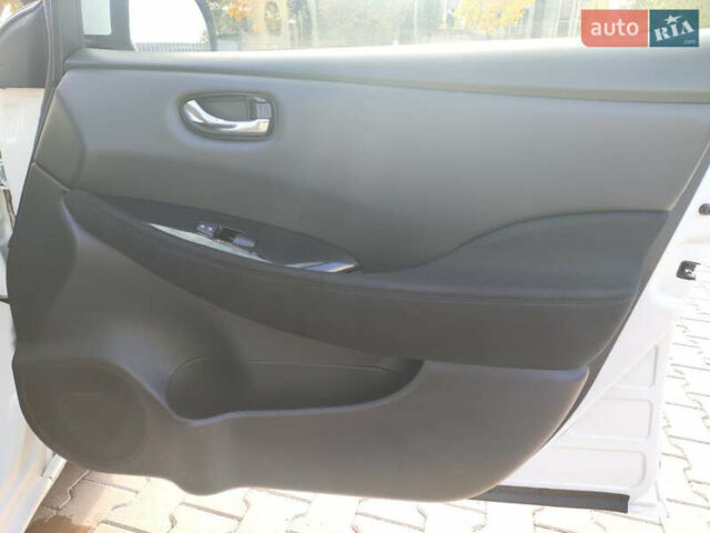 Белый Ниссан Лиф, объемом двигателя 0 л и пробегом 165 тыс. км за 7300 $, фото 31 на Automoto.ua