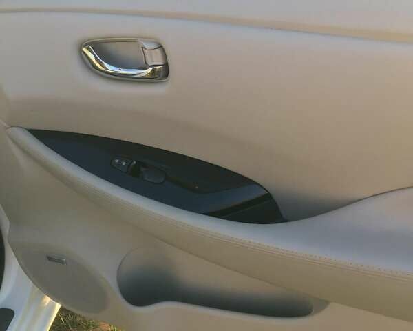 Белый Ниссан Лиф, объемом двигателя 0 л и пробегом 100 тыс. км за 6300 $, фото 5 на Automoto.ua