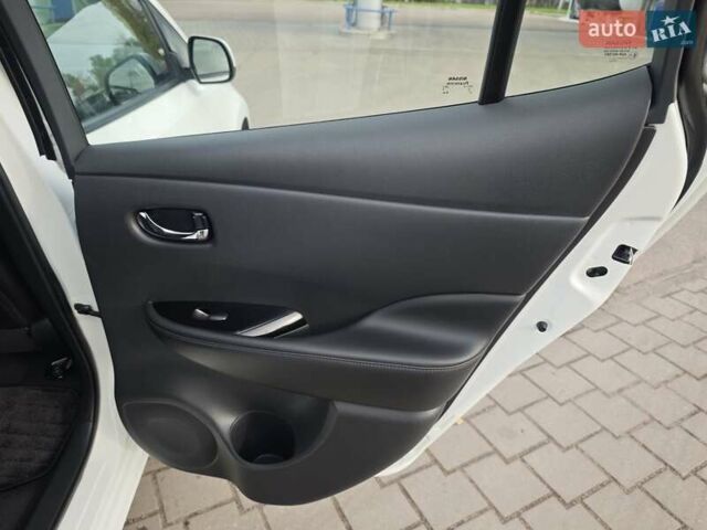 Белый Ниссан Лиф, объемом двигателя 0 л и пробегом 27 тыс. км за 8999 $, фото 31 на Automoto.ua