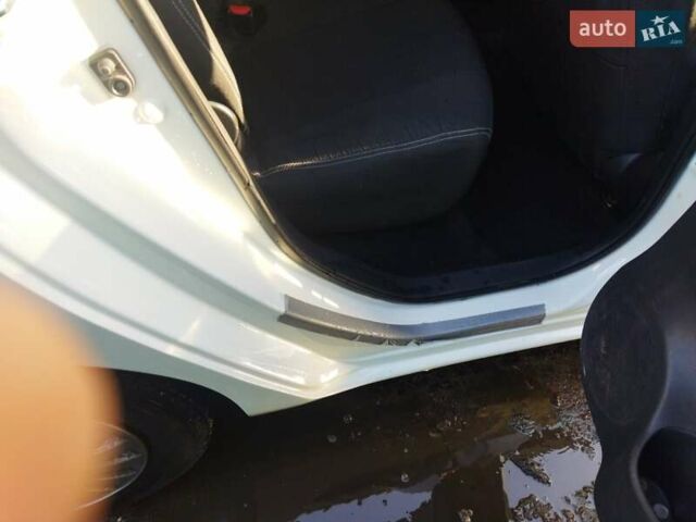 Белый Ниссан Лиф, объемом двигателя 0 л и пробегом 98 тыс. км за 11999 $, фото 18 на Automoto.ua