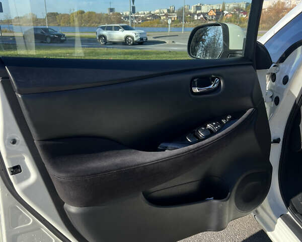 Белый Ниссан Лиф, объемом двигателя 0 л и пробегом 101 тыс. км за 7900 $, фото 8 на Automoto.ua