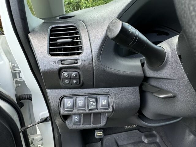 Белый Ниссан Лиф, объемом двигателя 0 л и пробегом 69 тыс. км за 8500 $, фото 5 на Automoto.ua