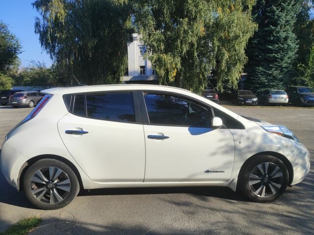 Белый Ниссан Лиф, объемом двигателя 0 л и пробегом 184 тыс. км за 5999 $, фото 2 на Automoto.ua