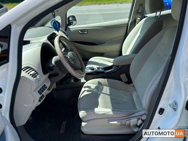 Белый Ниссан Лиф, объемом двигателя 30 л и пробегом 87 тыс. км за 8900 $, фото 7 на Automoto.ua