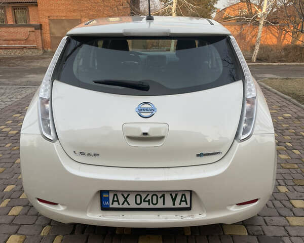 Белый Ниссан Лиф, объемом двигателя 0 л и пробегом 95 тыс. км за 14500 $, фото 8 на Automoto.ua