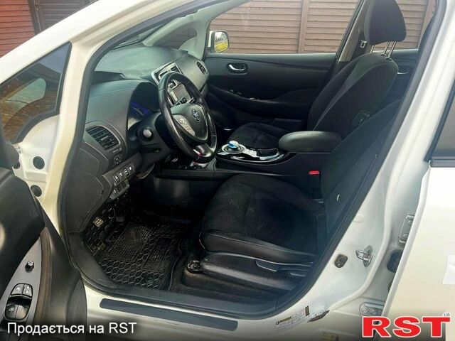 Белый Ниссан Лиф, объемом двигателя 0 л и пробегом 50 тыс. км за 7000 $, фото 3 на Automoto.ua