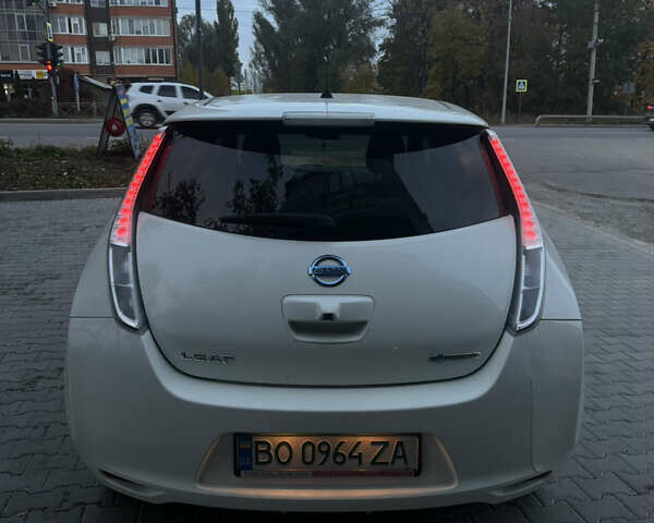 Белый Ниссан Лиф, объемом двигателя 0 л и пробегом 153 тыс. км за 6000 $, фото 4 на Automoto.ua