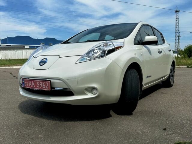 Білий Ніссан Ліф, об'ємом двигуна 0 л та пробігом 100 тис. км за 6800 $, фото 1 на Automoto.ua