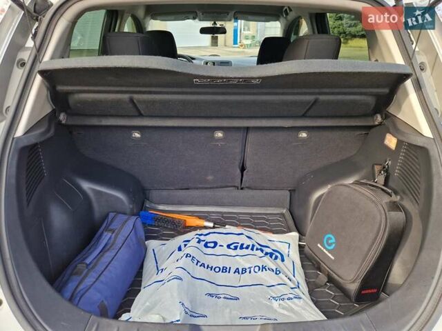 Белый Ниссан Лиф, объемом двигателя 0 л и пробегом 90 тыс. км за 7500 $, фото 26 на Automoto.ua