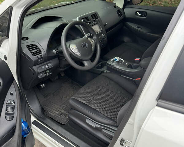 Белый Ниссан Лиф, объемом двигателя 0 л и пробегом 140 тыс. км за 5000 $, фото 4 на Automoto.ua