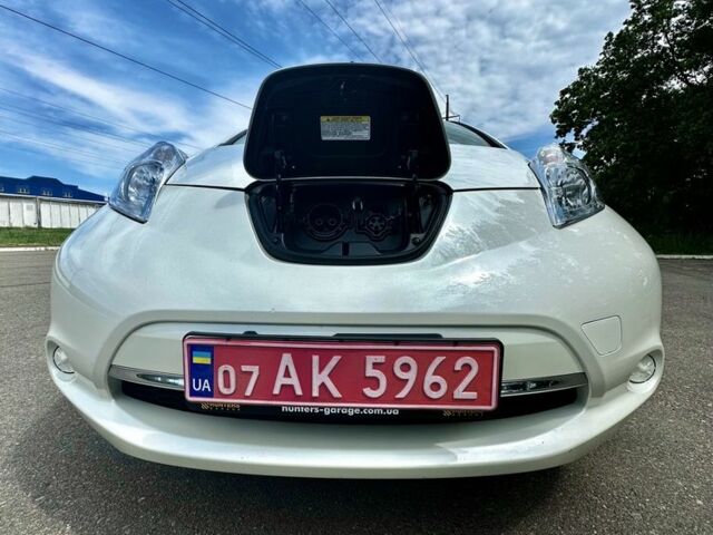 Білий Ніссан Ліф, об'ємом двигуна 0 л та пробігом 100 тис. км за 6800 $, фото 4 на Automoto.ua