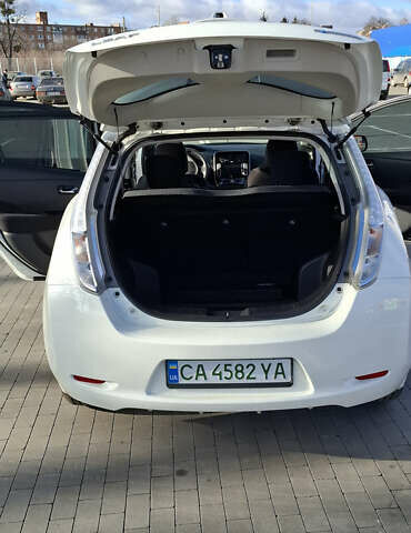 Білий Ніссан Ліф, об'ємом двигуна 0 л та пробігом 103 тис. км за 7999 $, фото 6 на Automoto.ua