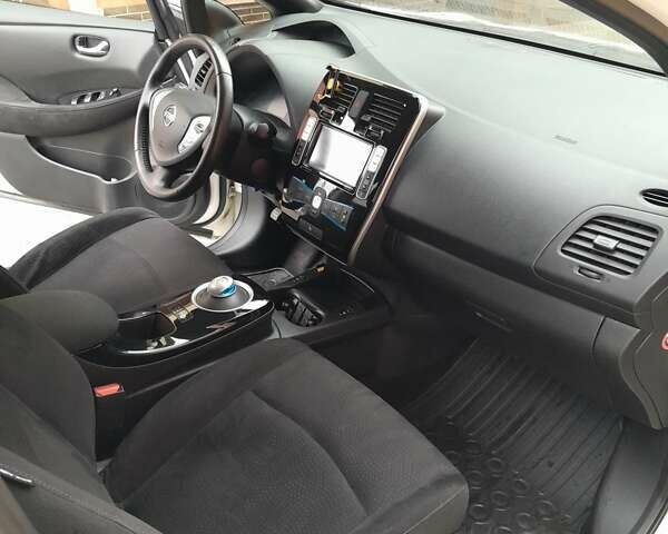 Білий Ніссан Ліф, об'ємом двигуна 0 л та пробігом 133 тис. км за 7900 $, фото 5 на Automoto.ua