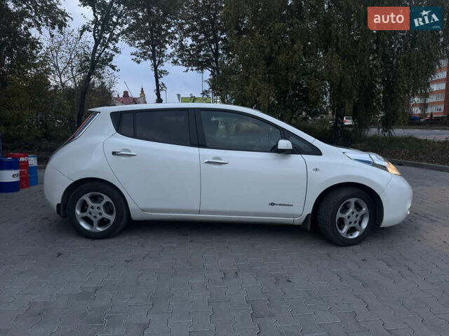 Белый Ниссан Лиф, объемом двигателя 0 л и пробегом 153 тыс. км за 6000 $, фото 1 на Automoto.ua