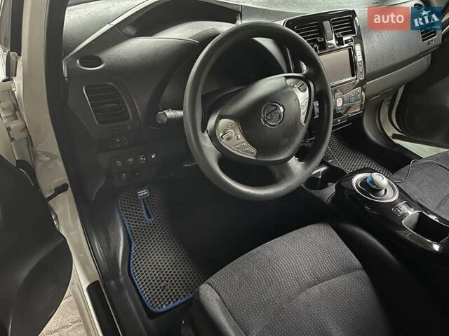 Белый Ниссан Лиф, объемом двигателя 0 л и пробегом 87 тыс. км за 10300 $, фото 10 на Automoto.ua