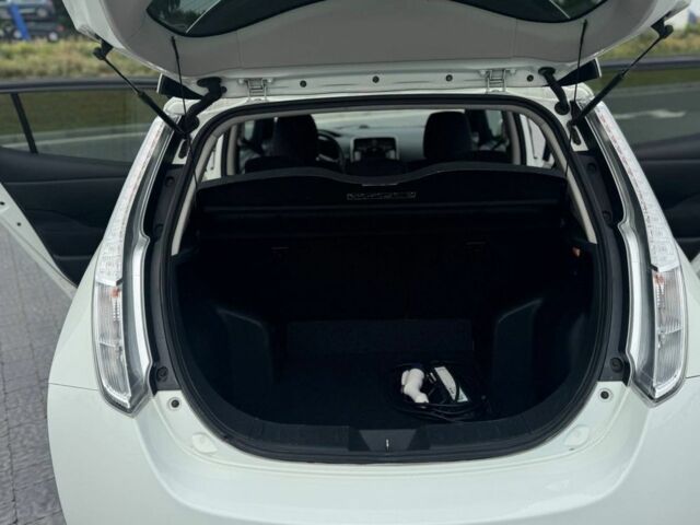 Білий Ніссан Ліф, об'ємом двигуна 0 л та пробігом 125 тис. км за 7400 $, фото 10 на Automoto.ua