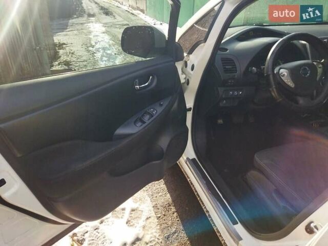 Белый Ниссан Лиф, объемом двигателя 0 л и пробегом 98 тыс. км за 11999 $, фото 11 на Automoto.ua