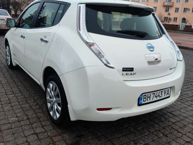 Білий Ніссан Ліф, об'ємом двигуна 0 л та пробігом 120 тис. км за 9000 $, фото 1 на Automoto.ua