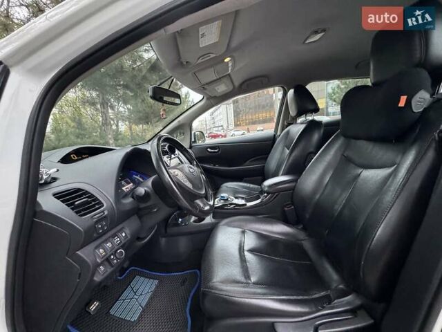 Белый Ниссан Лиф, объемом двигателя 0 л и пробегом 195 тыс. км за 6999 $, фото 14 на Automoto.ua