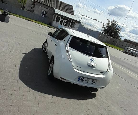 Белый Ниссан Лиф, объемом двигателя 0 л и пробегом 240 тыс. км за 5200 $, фото 4 на Automoto.ua