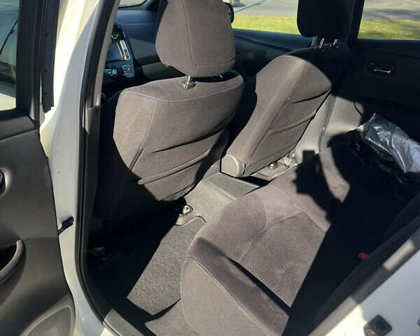 Белый Ниссан Лиф, объемом двигателя 0 л и пробегом 101 тыс. км за 7900 $, фото 6 на Automoto.ua