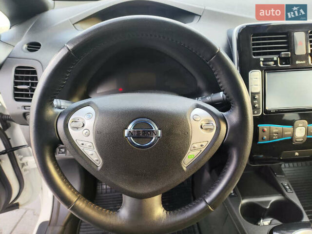 Белый Ниссан Лиф, объемом двигателя 0 л и пробегом 165 тыс. км за 7300 $, фото 19 на Automoto.ua