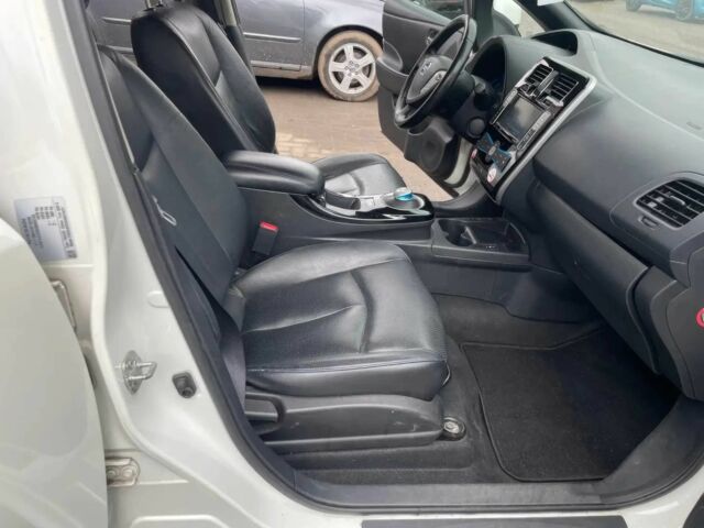 Белый Ниссан Лиф, объемом двигателя 0 л и пробегом 73 тыс. км за 4600 $, фото 6 на Automoto.ua