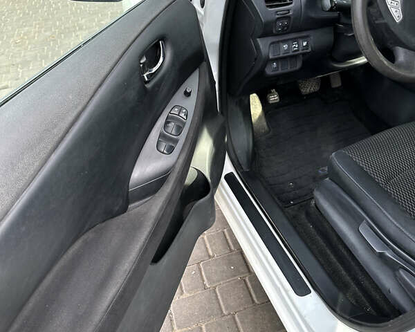 Белый Ниссан Лиф, объемом двигателя 0 л и пробегом 117 тыс. км за 9600 $, фото 8 на Automoto.ua