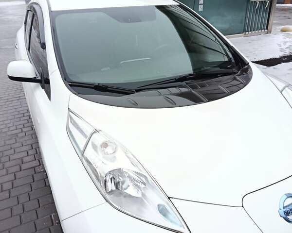 Белый Ниссан Лиф, объемом двигателя 0 л и пробегом 103 тыс. км за 8200 $, фото 16 на Automoto.ua