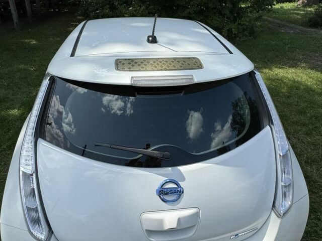 Белый Ниссан Лиф, объемом двигателя 0 л и пробегом 69 тыс. км за 8500 $, фото 7 на Automoto.ua