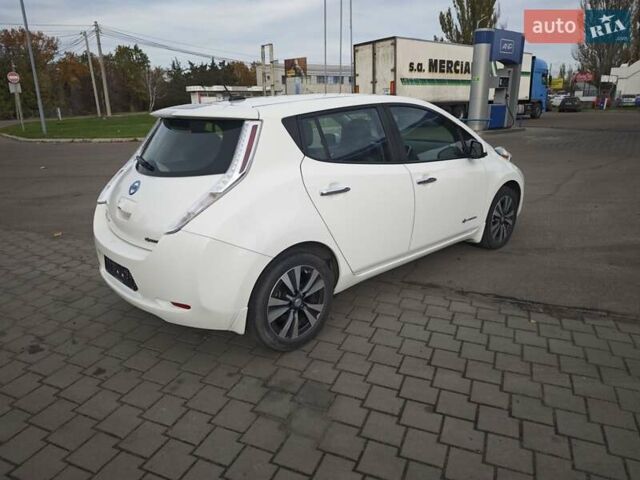 Белый Ниссан Лиф, объемом двигателя 0 л и пробегом 27 тыс. км за 8999 $, фото 13 на Automoto.ua