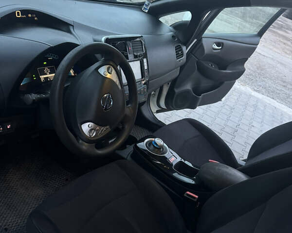 Белый Ниссан Лиф, объемом двигателя 0 л и пробегом 153 тыс. км за 6000 $, фото 8 на Automoto.ua