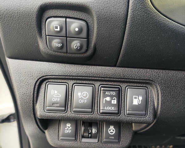 Белый Ниссан Лиф, объемом двигателя 0 л и пробегом 165 тыс. км за 7300 $, фото 20 на Automoto.ua