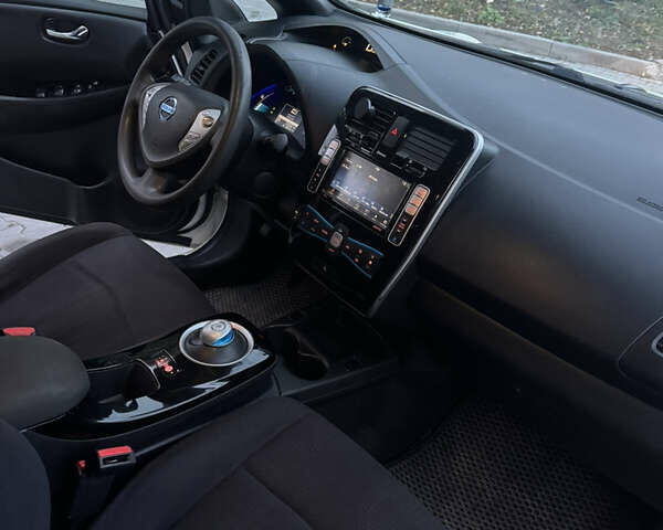 Белый Ниссан Лиф, объемом двигателя 0 л и пробегом 153 тыс. км за 6000 $, фото 9 на Automoto.ua