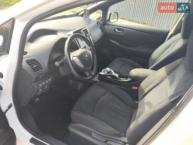 Белый Ниссан Лиф, объемом двигателя 0 л и пробегом 165 тыс. км за 7300 $, фото 22 на Automoto.ua