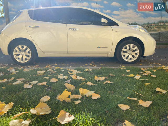 Білий Ніссан Ліф, об'ємом двигуна 0 л та пробігом 53 тис. км за 7700 $, фото 49 на Automoto.ua