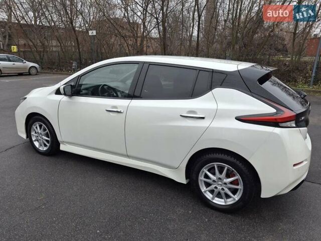 Белый Ниссан Лиф, объемом двигателя 0 л и пробегом 142 тыс. км за 12500 $, фото 2 на Automoto.ua