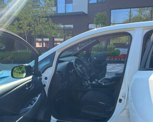 Білий Ніссан Ліф, об'ємом двигуна 0 л та пробігом 96 тис. км за 9500 $, фото 19 на Automoto.ua