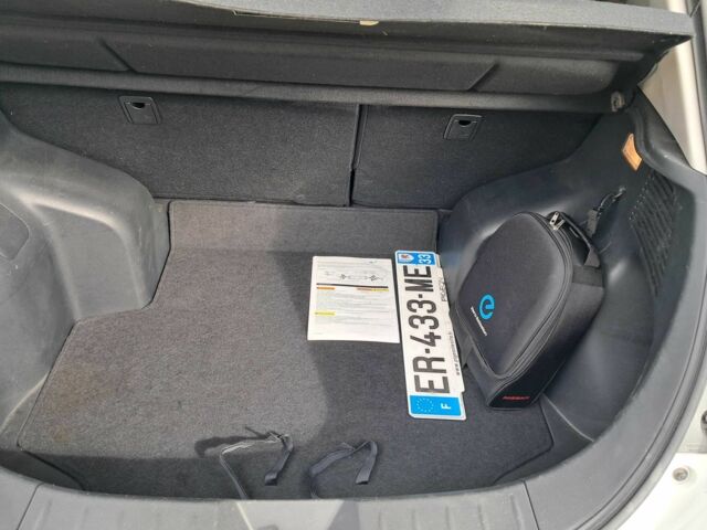 Белый Ниссан Лиф, объемом двигателя 0 л и пробегом 49 тыс. км за 7500 $, фото 20 на Automoto.ua